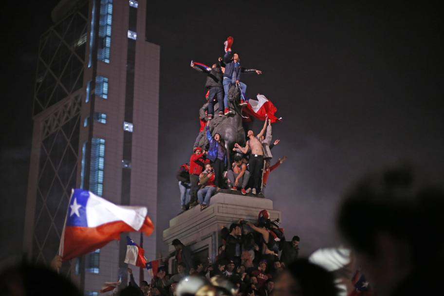 Tifosi cileni festeggiano la vittoria a Santiago dopo aver vinto la finale di Coppa America (Afp)